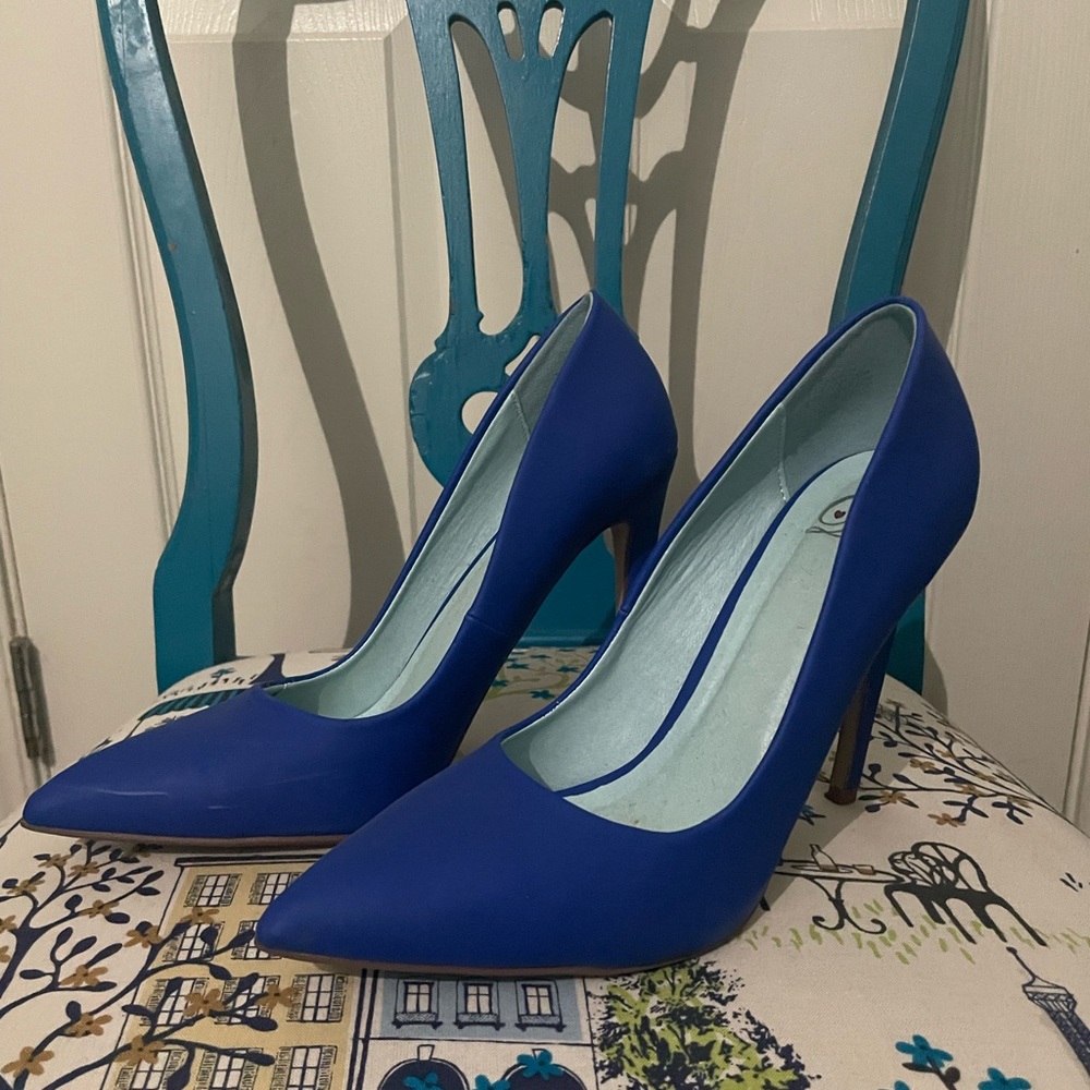 Women's blue pumps. Size 8.5.